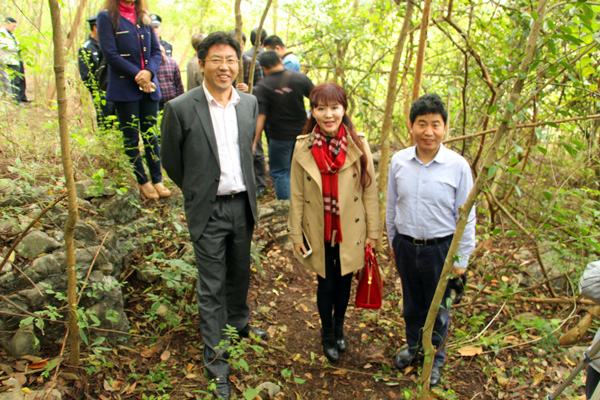 右一：周金星教授，中：張衛董事長